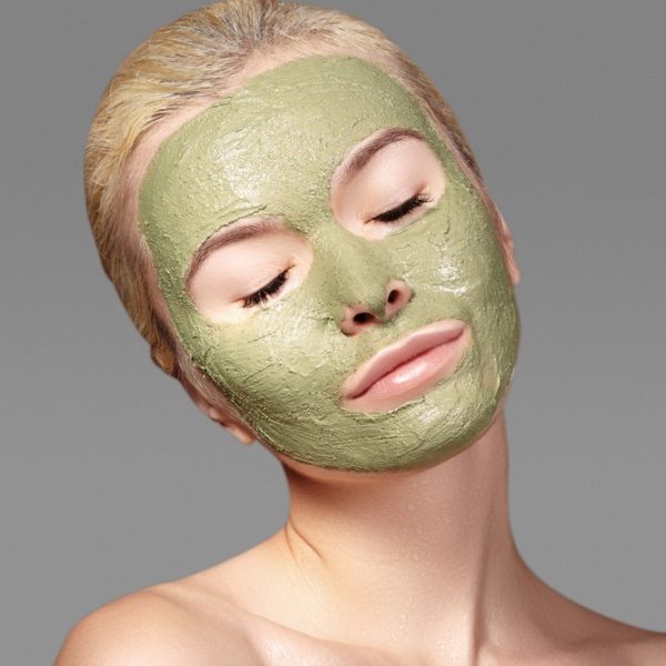 femme avec un masque en argile sur le visage
