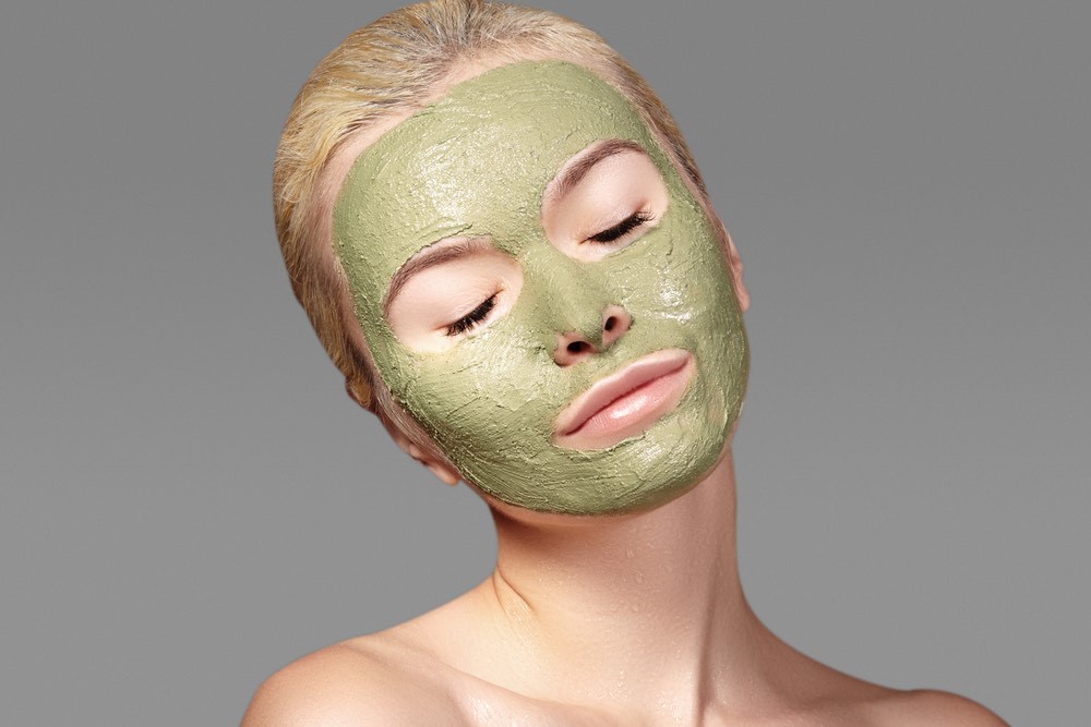 femme avec un masque en argile sur le visage